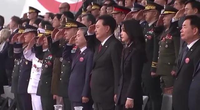 罕见！韩国阅兵式！据报道，9月26日，韩国举行了10年来的首次大规模阅兵式，从弹