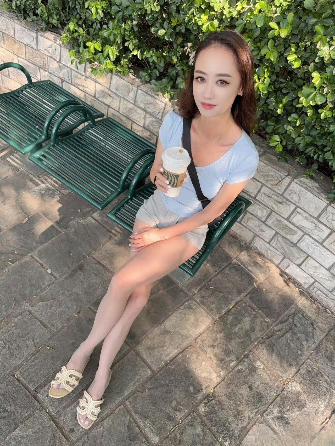 这套是“清新松弛的休闲”穿搭，适配中式园林户外场景，舒适与柔美感兼具：
 
- 