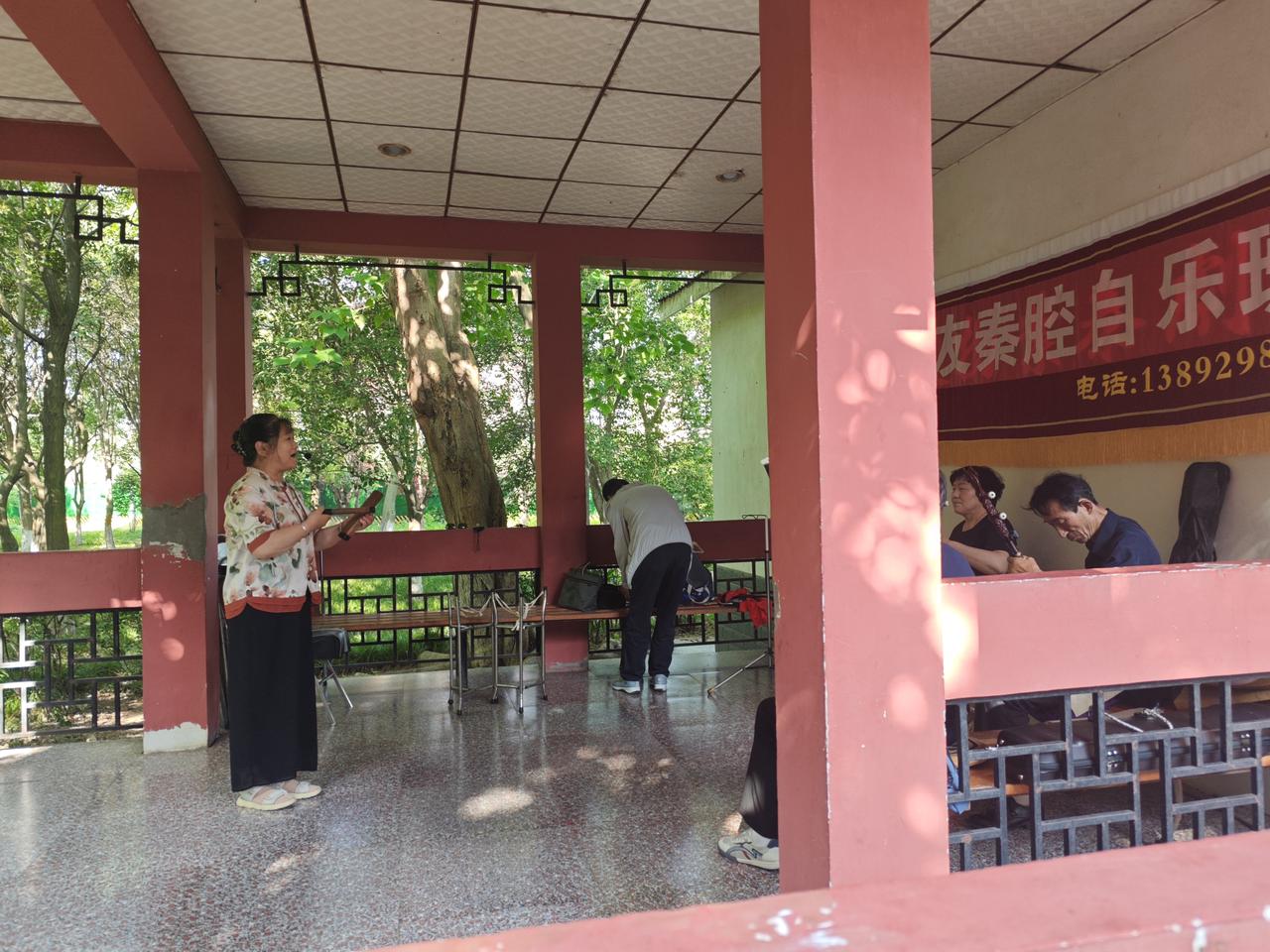 秦腔戏里的味

早上在公园里慢跑，跑到秦腔自乐班的那个亭子附近时，刚好5公里，便