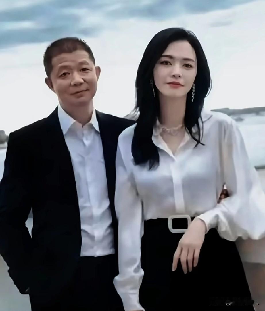 娱乐圈里看着最稳的婚姻，说散就散，真的没人能想到吧！姚晨和曹郁突然官宣离婚，直接