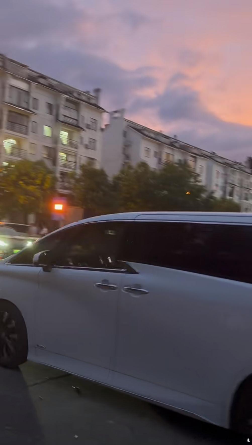 每天只能看商务车路透的日子什么时候结束，横店你怎么比黄山对我还差。。。 ​​​
