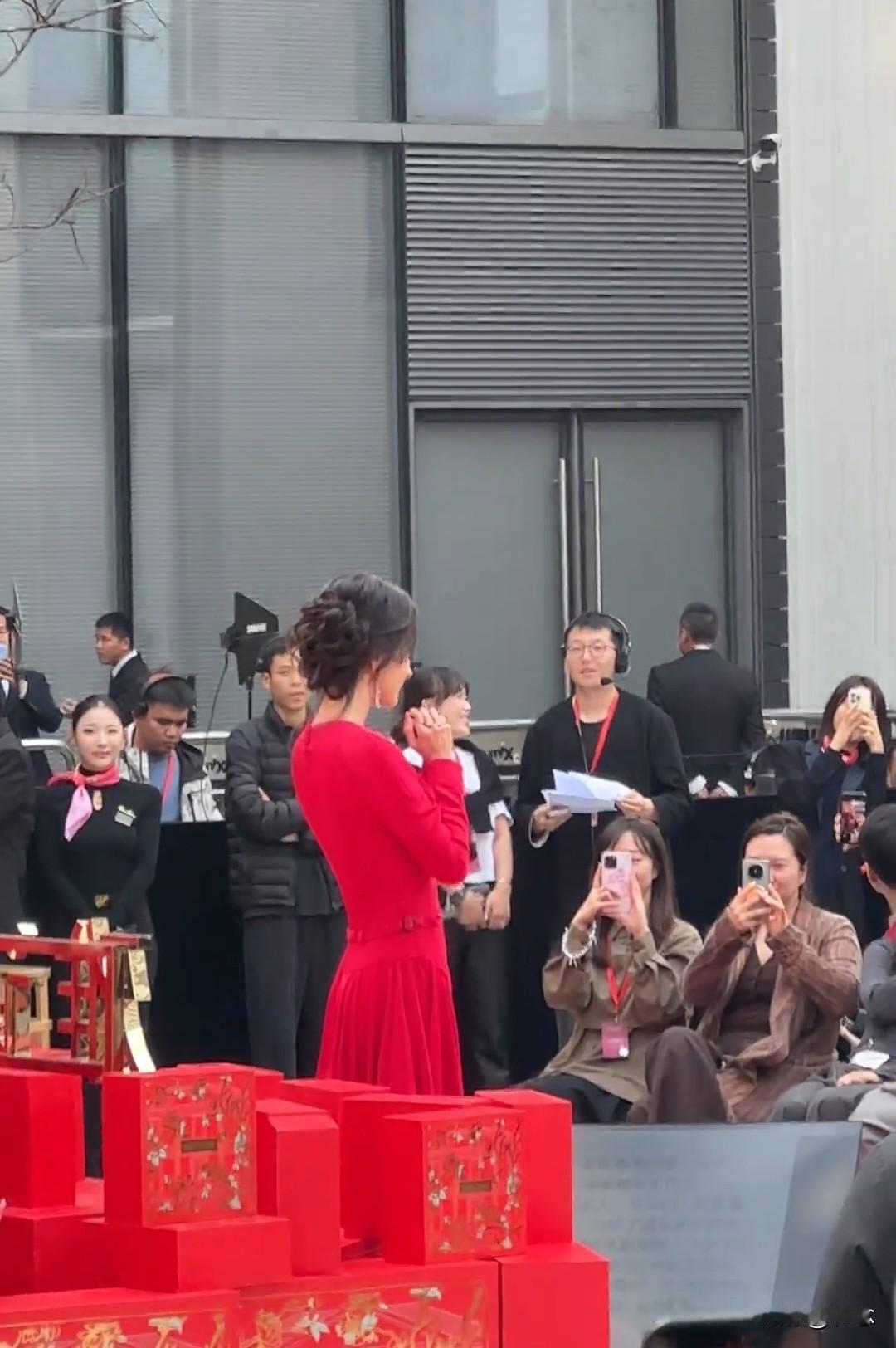 杨幂被喊妈幂，无奈又害羞的回头笑了[呲牙][呲牙][呲牙]哈哈哈哈感觉幂姐下一秒