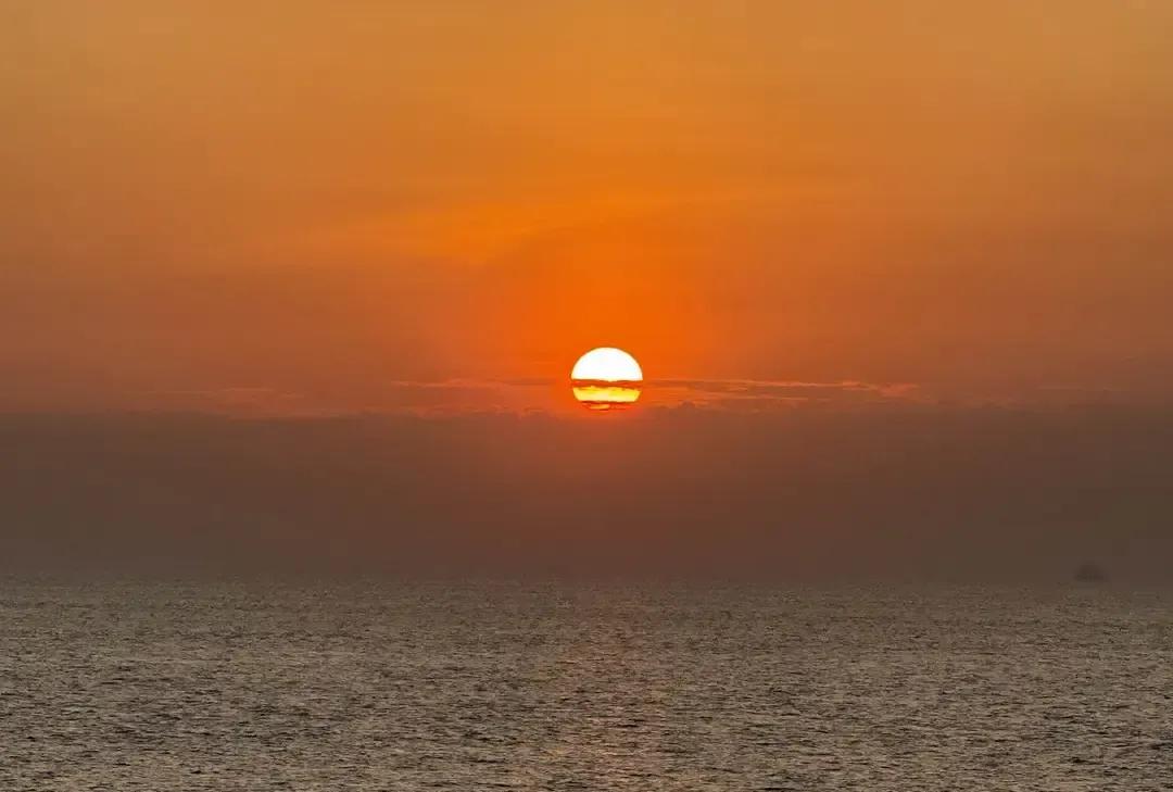 长江口新规让船员每半小时钻进舵机间拍带水印照片，说是保安全，我听完只觉腰疼。
夜