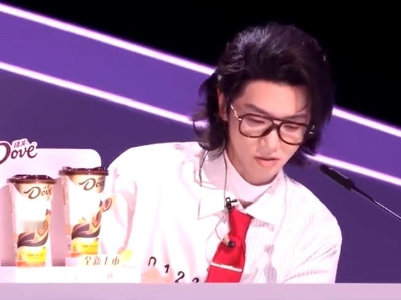 俺们花花就这样，遇到很喜欢的就是会嘴跟不上脑子，但表情和肢体语言已经出卖他的喜欢