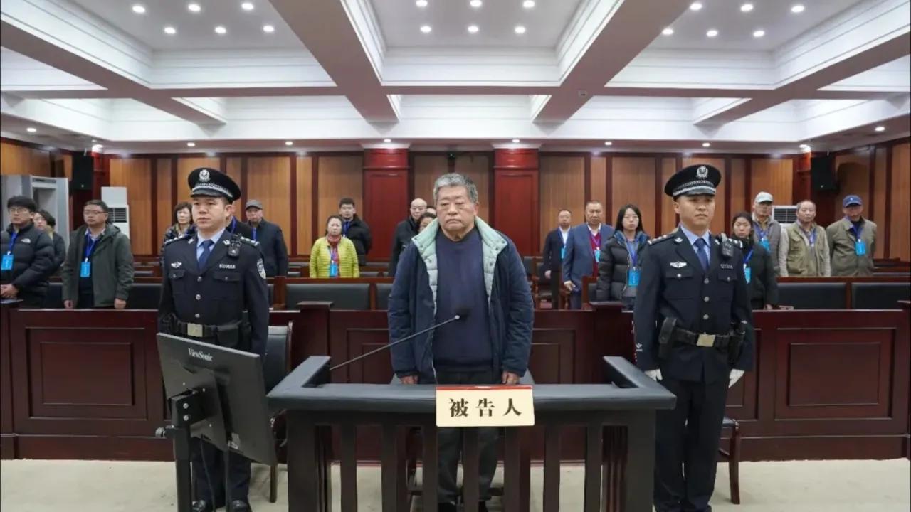 1999年，一个背负8条人命的斧头凶徒，最后竟栽在了一对杀猪农妇母女手里。当时母