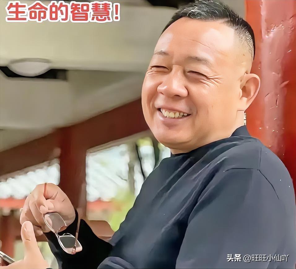于东来这胆子，简直是在挑战这个时代的逻辑。

当那些地产大亨忙着变卖家产、战战兢