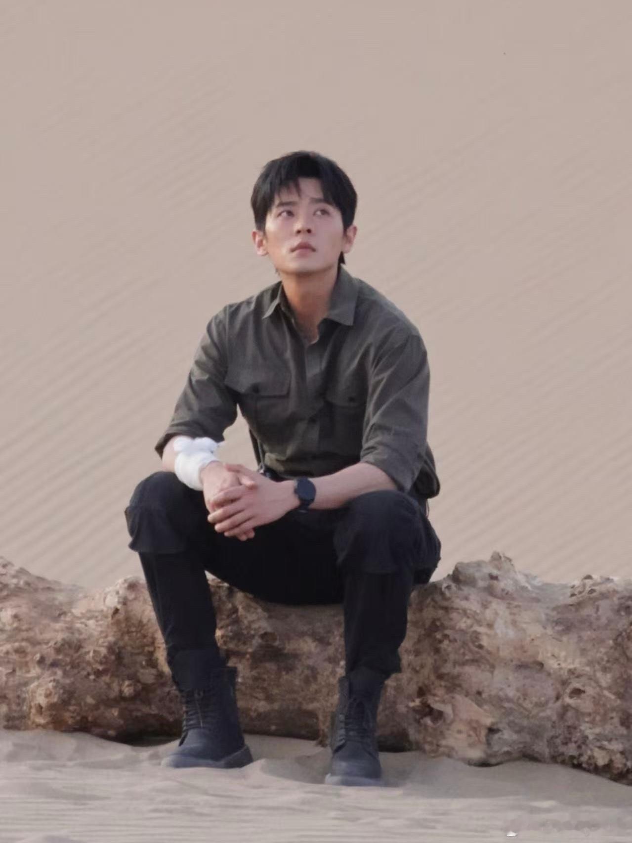 许你星河千里 透过路透图感受到浓浓的CP感，两位主演的互动自然又有趣，沙漠生存与