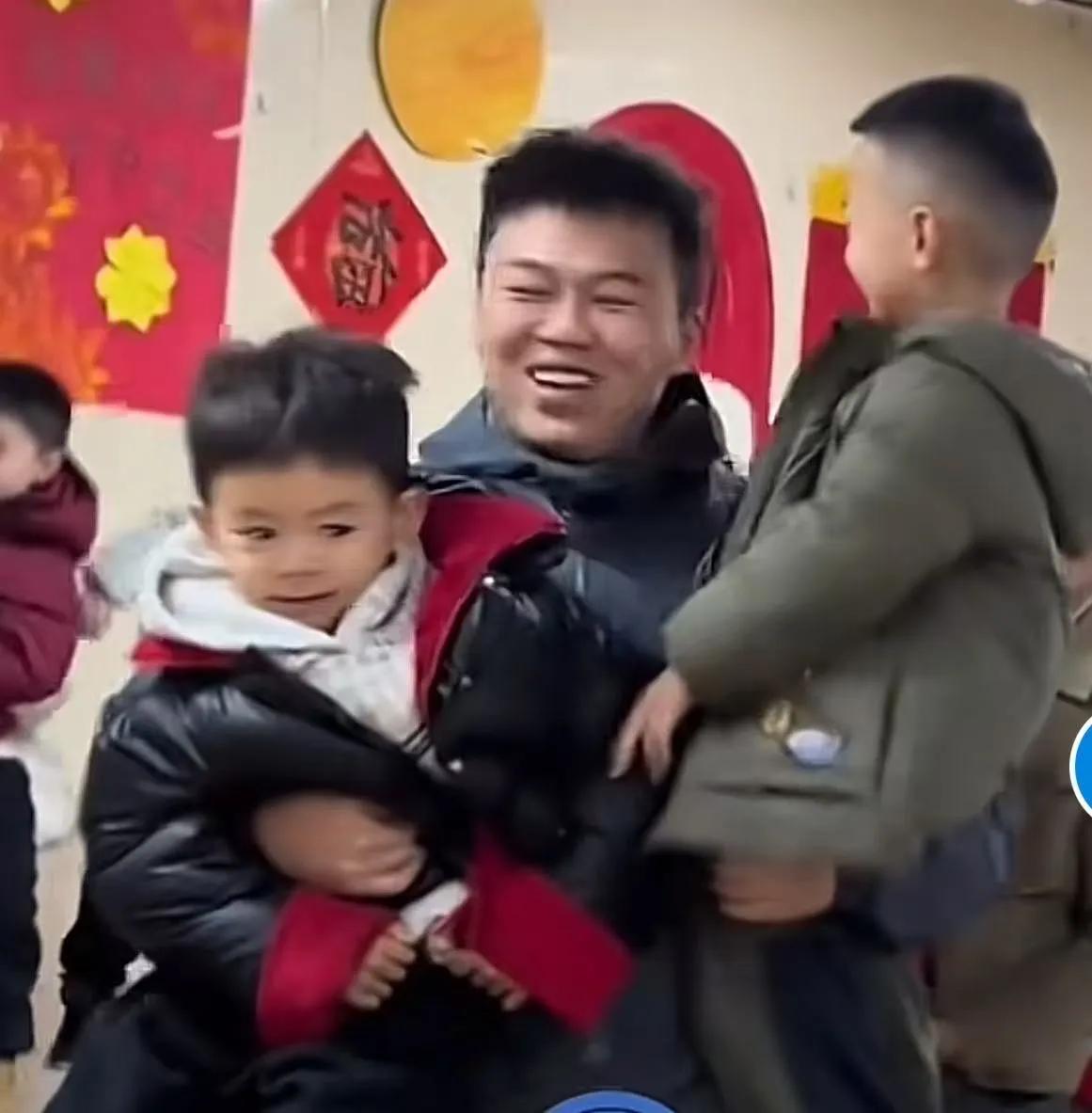 心酸又感动！陕西icon，一幼儿园举办元旦亲子活动，本是一场温馨的家庭聚会，却在