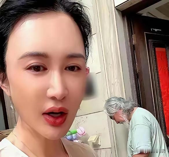 张纪中大导演与骄妻杜星霖，毕竟年龄相差了30多岁，骄妻红光满面，神清气爽。然而张