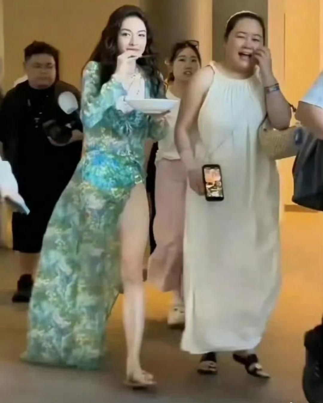 钟楚曦这拖鞋炫得……我居然无法反驳 不愧是女神就是好看。 