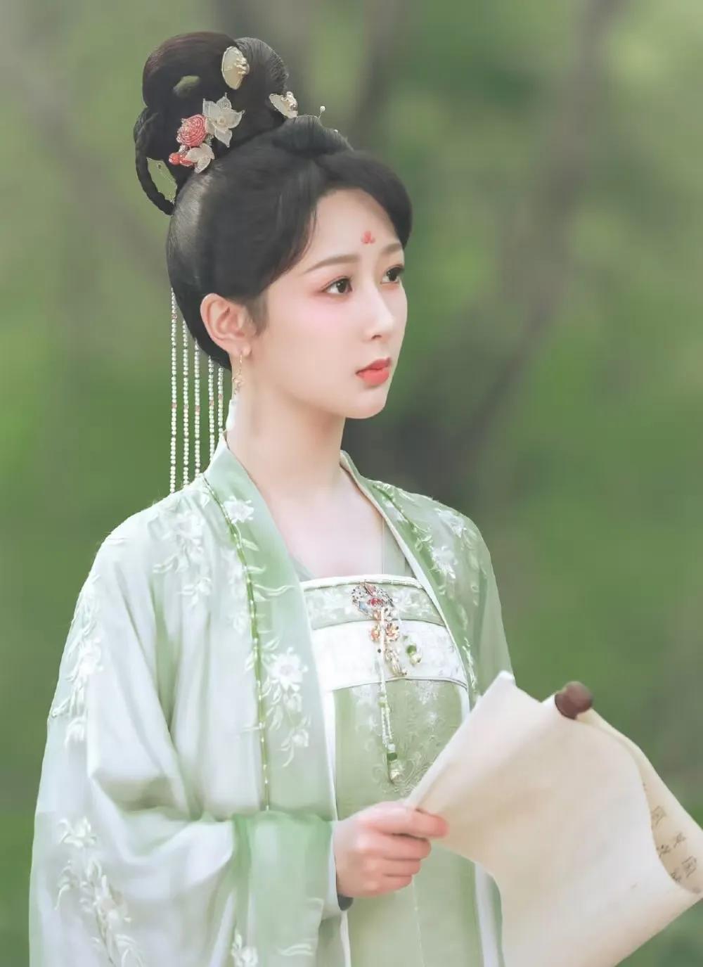 重刷《长相思》，好多人被弹幕问懵了：梅林虐杀这么大的事儿，小夭醒了咋不追查仇人、