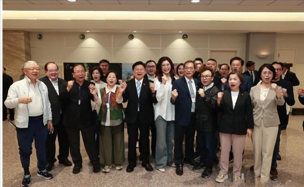 郑丽文所乘班机缓缓降落在台湾桃园机场，舱门打开的一刻，机场外早已分成两拨阵营的人