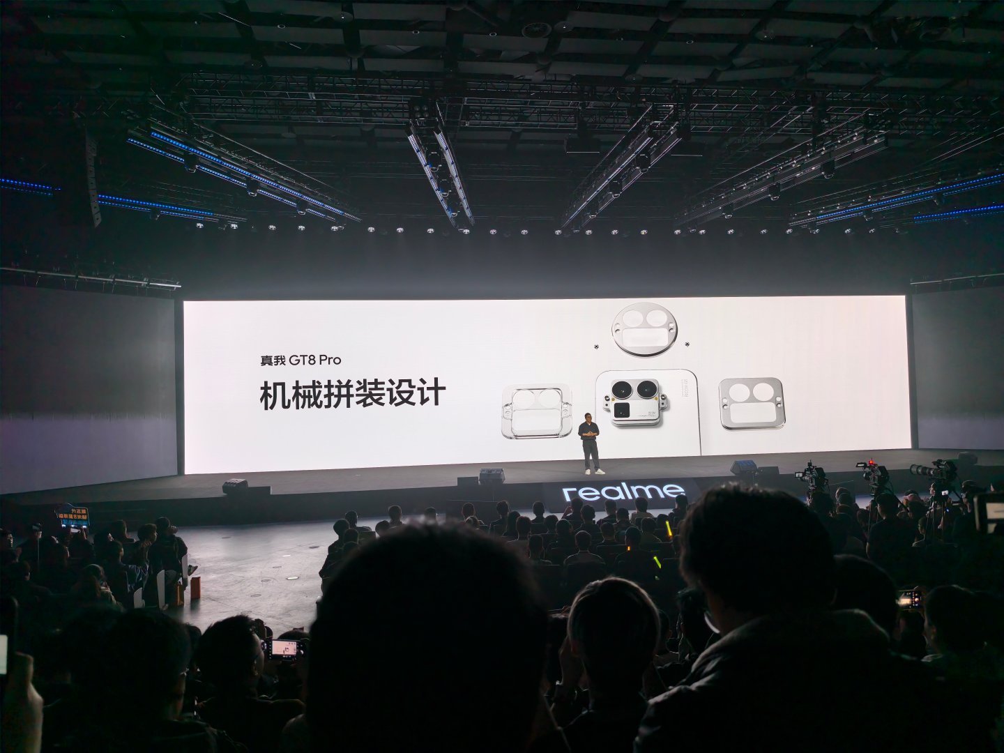 真我GT8 Deco 拼接设计，来源于年轻人爱拆解的生活方式，非常有个性化了。 
