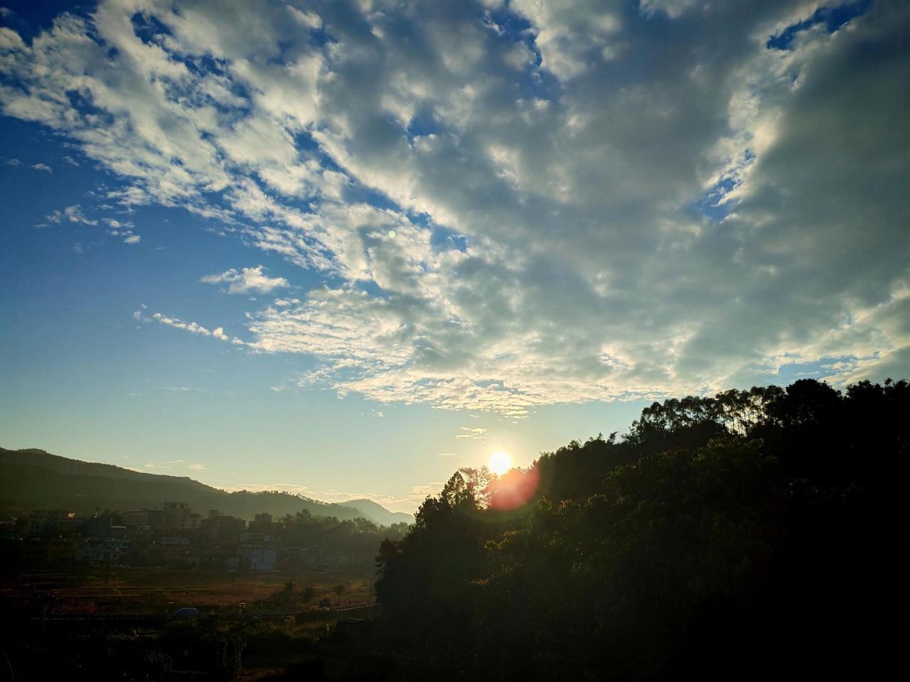 抬头看这满山的绿意和蓝天，风把云揉成碎絮，树把光剪成暖黄——原来日子不必太满，像