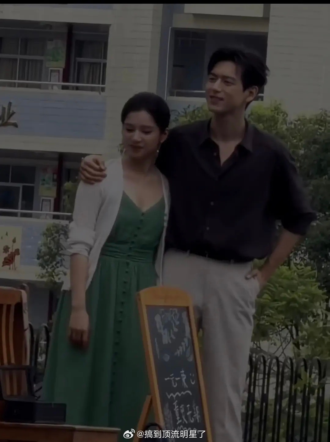 雾里青怎么越拍越土了，这服化跟张婧仪真的很不搭 