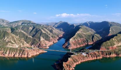 这所学校在哪儿？甘肃省嘉峪关市。嘉峪关你可能知道，那座因酒钢而起的工业旅游城。学