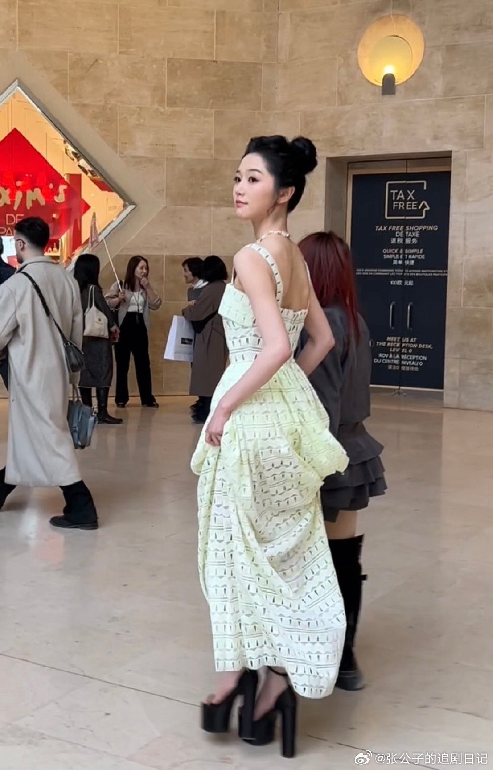 岳雨婷打败我的只能是我自己穿Elie Saab抹胸裙美上热搜！丸子头利落，生图抗