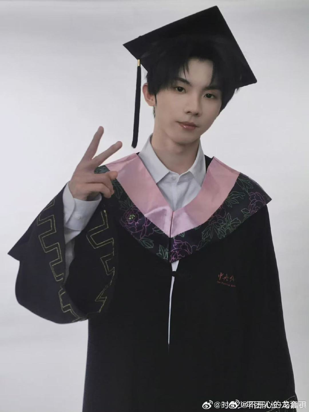 马嘉祺学士服随拍马嘉祺毕业晒照 哇！！！ 马嘉祺学士服随拍，毕业快乐，期待更多精