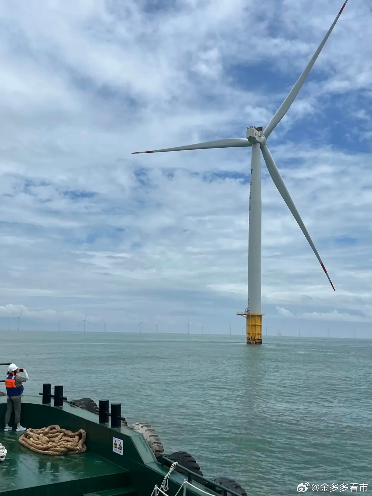 2026年4月5日，国家能源集团龙源电力海南启源海上风电项目首批50兆瓦机组在东