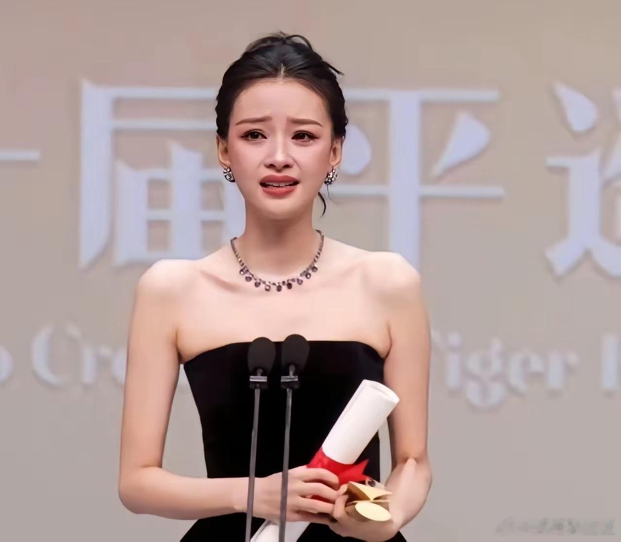 董子健这下应该沉默了他怎么都没想到原来这两年，孙怡离开了他，居然这么有出息了！孙