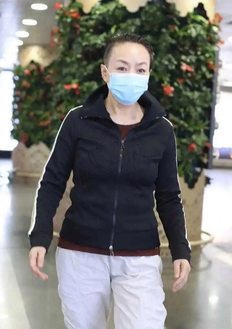 “白云大妈”终于剪掉了小辫子，梳上了大背头了。
#女明星时尚街拍# 
#娱评大赏