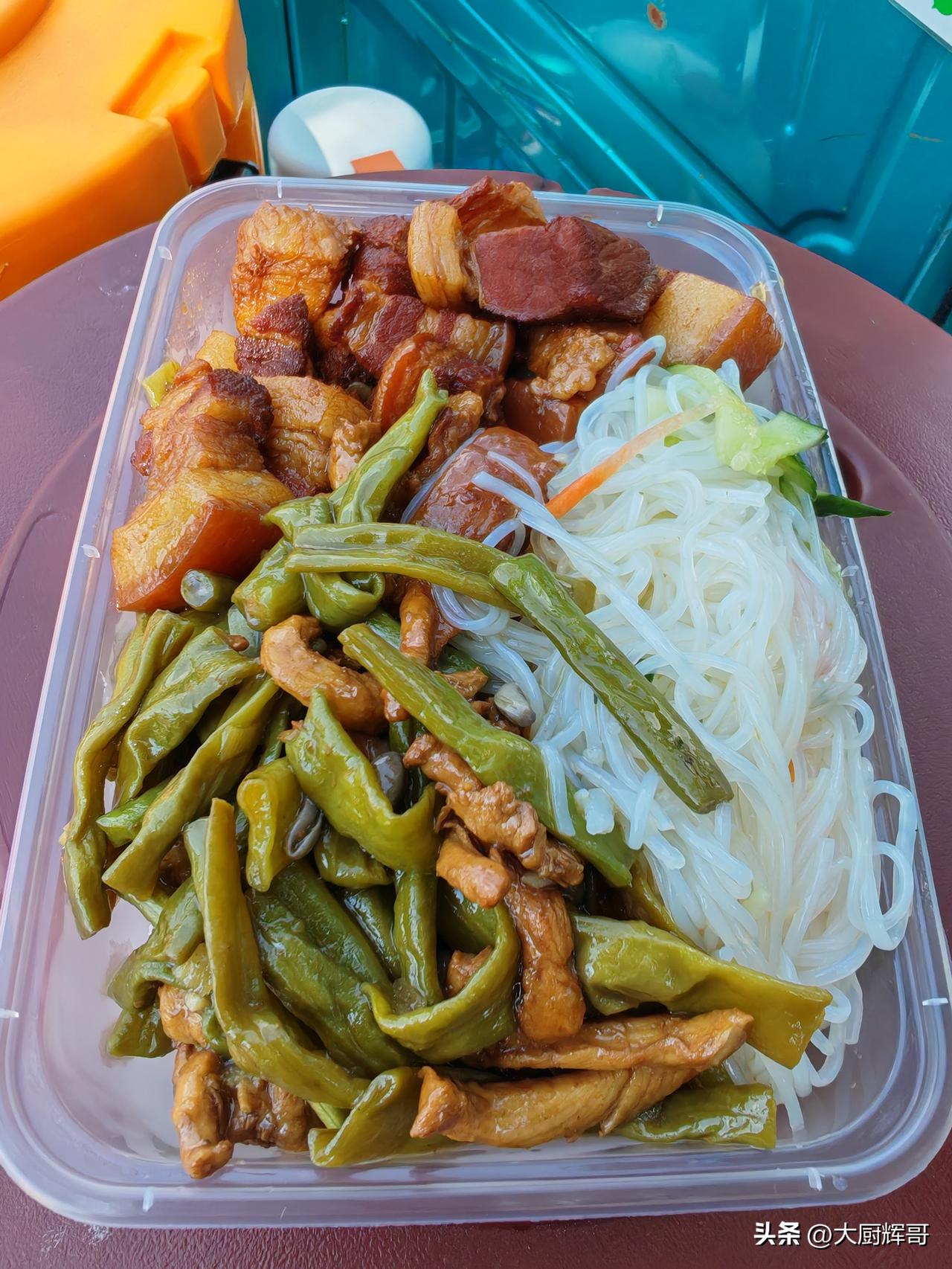 你觉得东北盒饭好吃吗实惠还好吃！东北菜接地气，不花里胡哨的，很多菜适合配米饭。