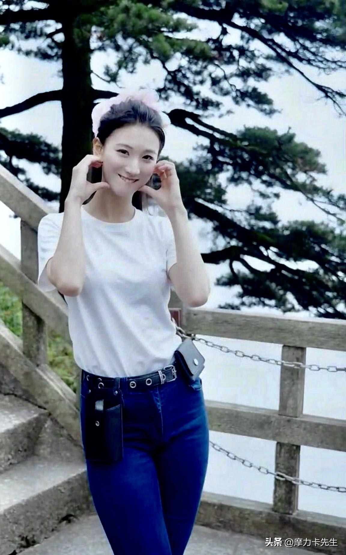 于青松掩映的石阶之上，与山野相逢。不必追赶时光，只需静静感受山间吹来的清风，便是