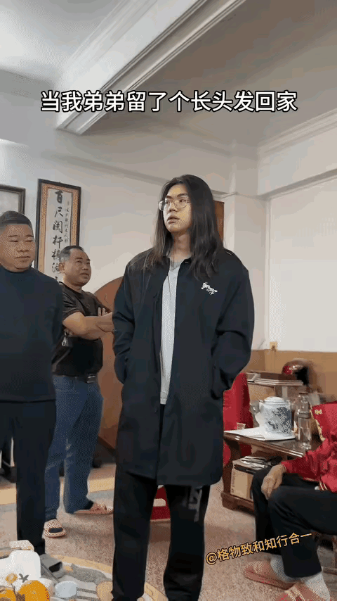 好好检查一下？
这还是自己的宝贝儿子吗？长发飘飘窈窕淑女一枚啊？好在头发变长了，