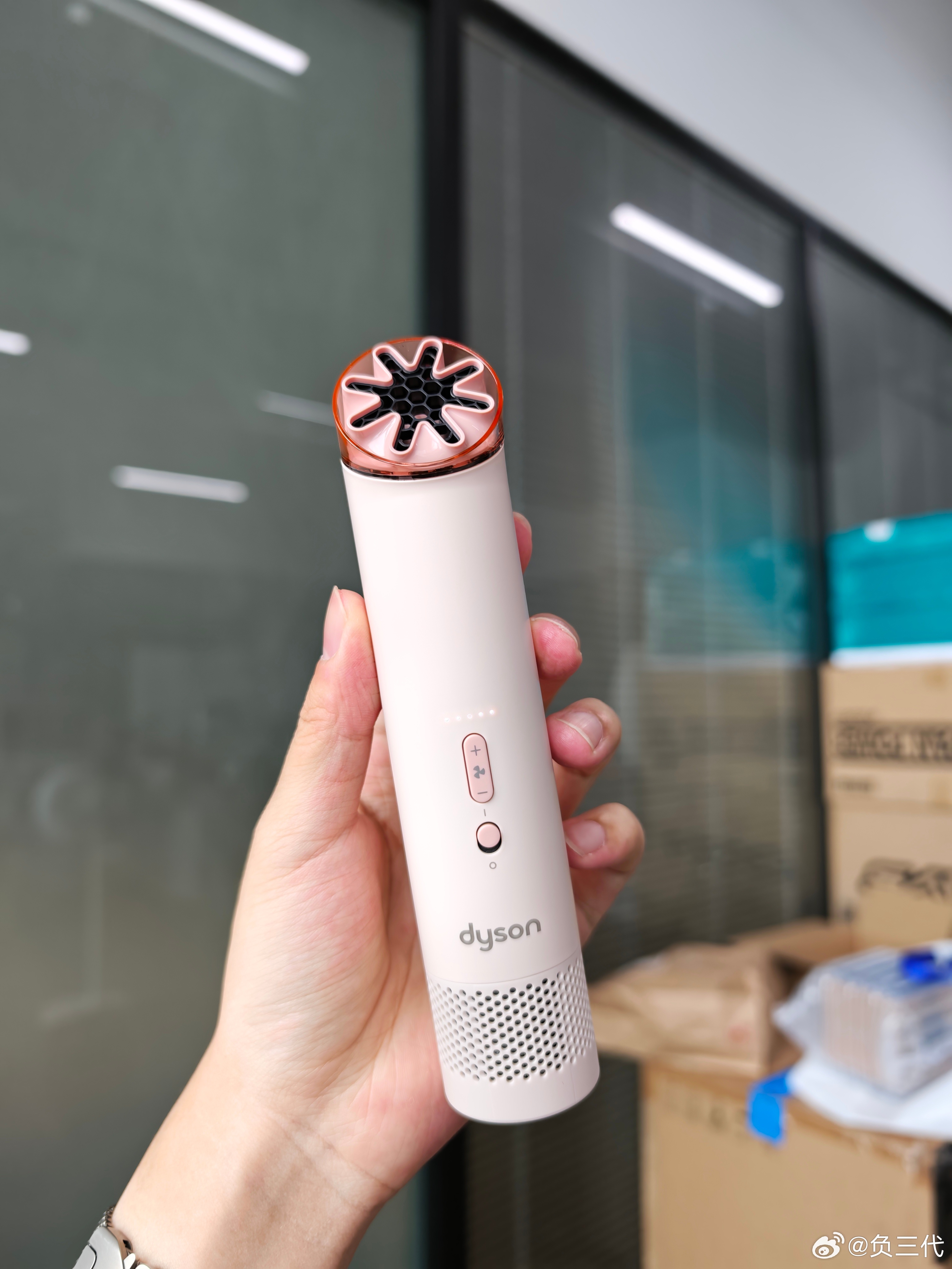 第一次摸到戴森的手持风扇，放到几年前这小玩意一定会很火，造型独特，回头率还高但现