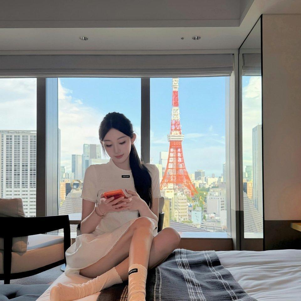 思慕社字母[超话]“路边的野花再美，如果只是我弯腰去闻，那一瞬间的芳香也只是施舍