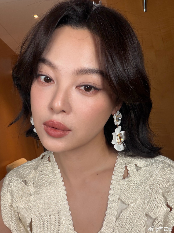 辛芷蕾今天即兴开花 不用过多装饰，只靠耳间的白花就撑起了整个氛围感，短发衬得她气