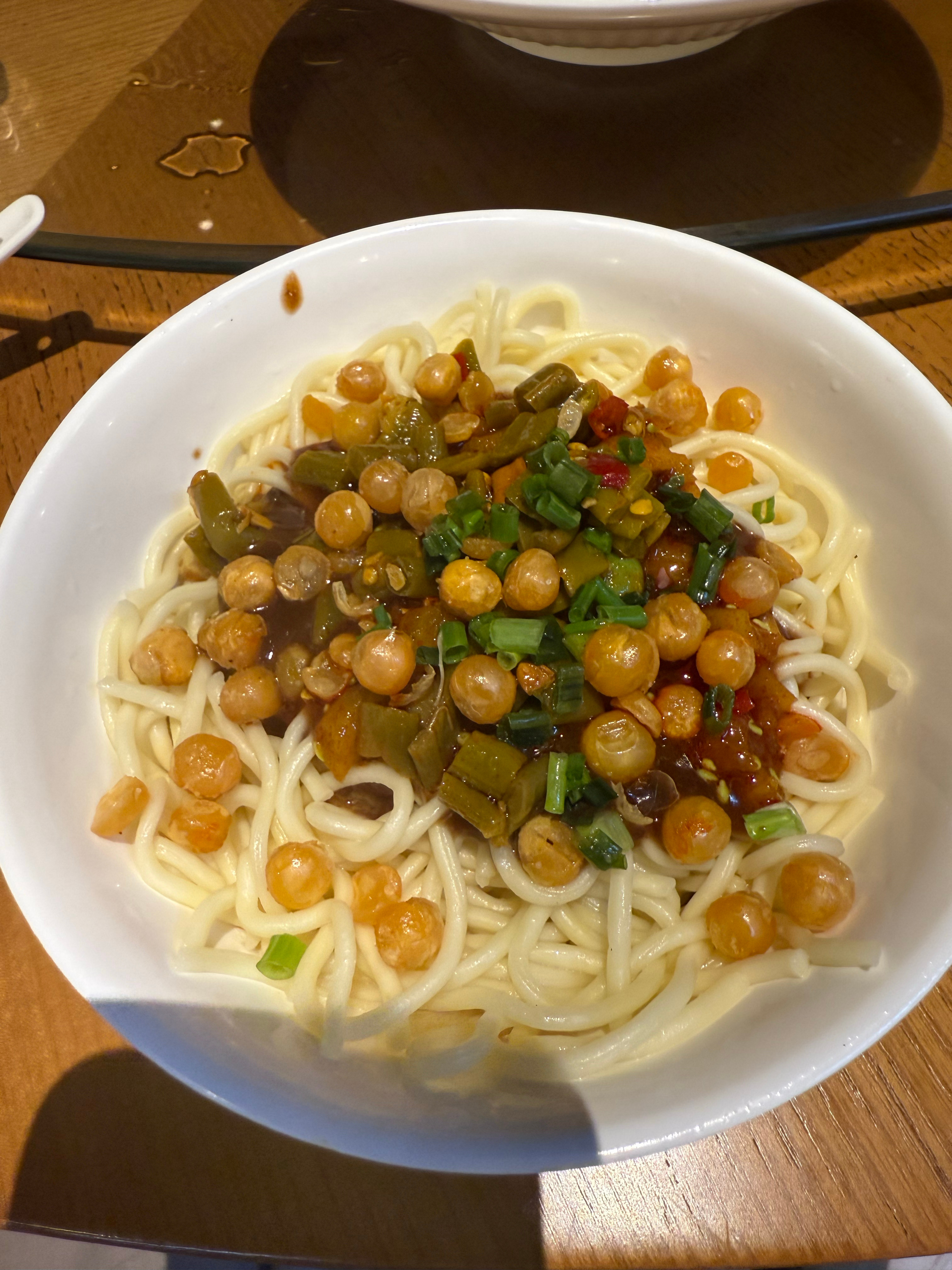 一个人点了一份热干面，一群笋干炒腊肉本来想点鱼头泡饭，超预算了[哈哈]烧烤好吃吗
