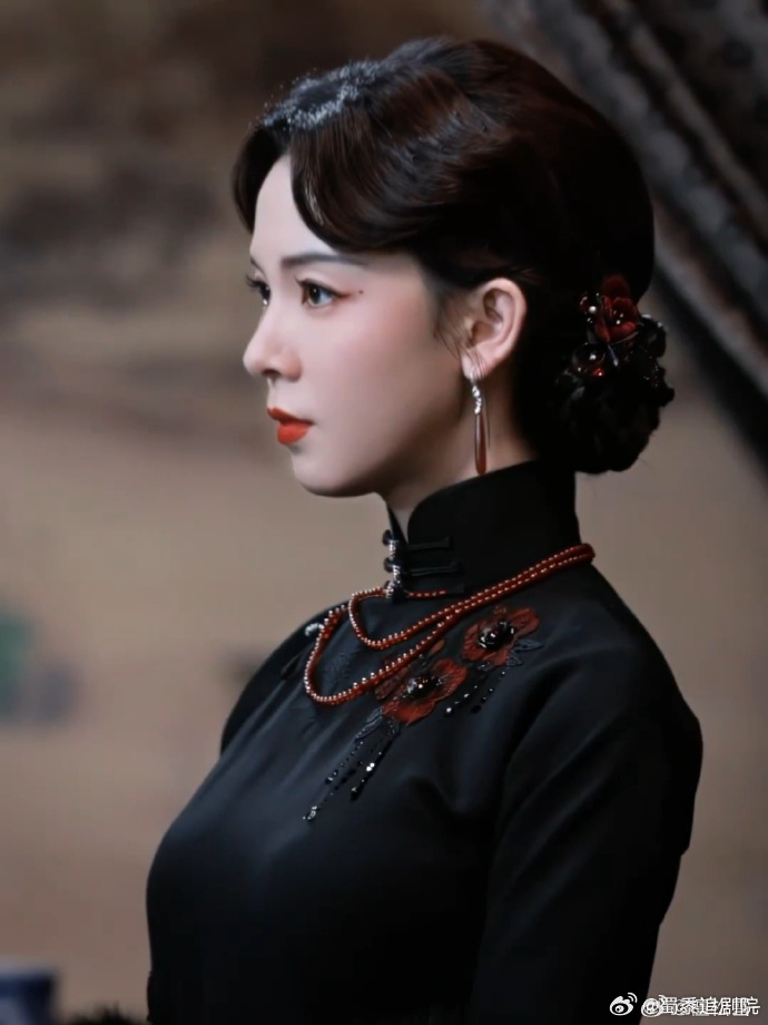 陈瑶好适合穿旗袍陈瑶和旗袍简直是绝配！旗袍勾勒曼妙体态，柔和外表下暗藏锋芒，神态