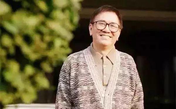 当年，黄霑追求林燕妮，林燕妮不屑地说:“我不与有家室的男人谈情说爱。”黄霑马上回