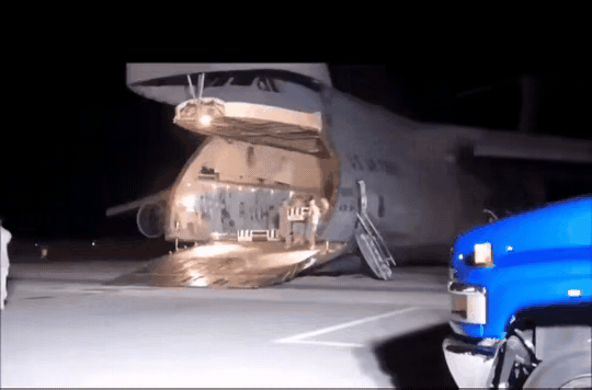 美国虽然也报道了自己的伤亡人数，但是报道的好像是有水分，看看从这台大运输机中抬出