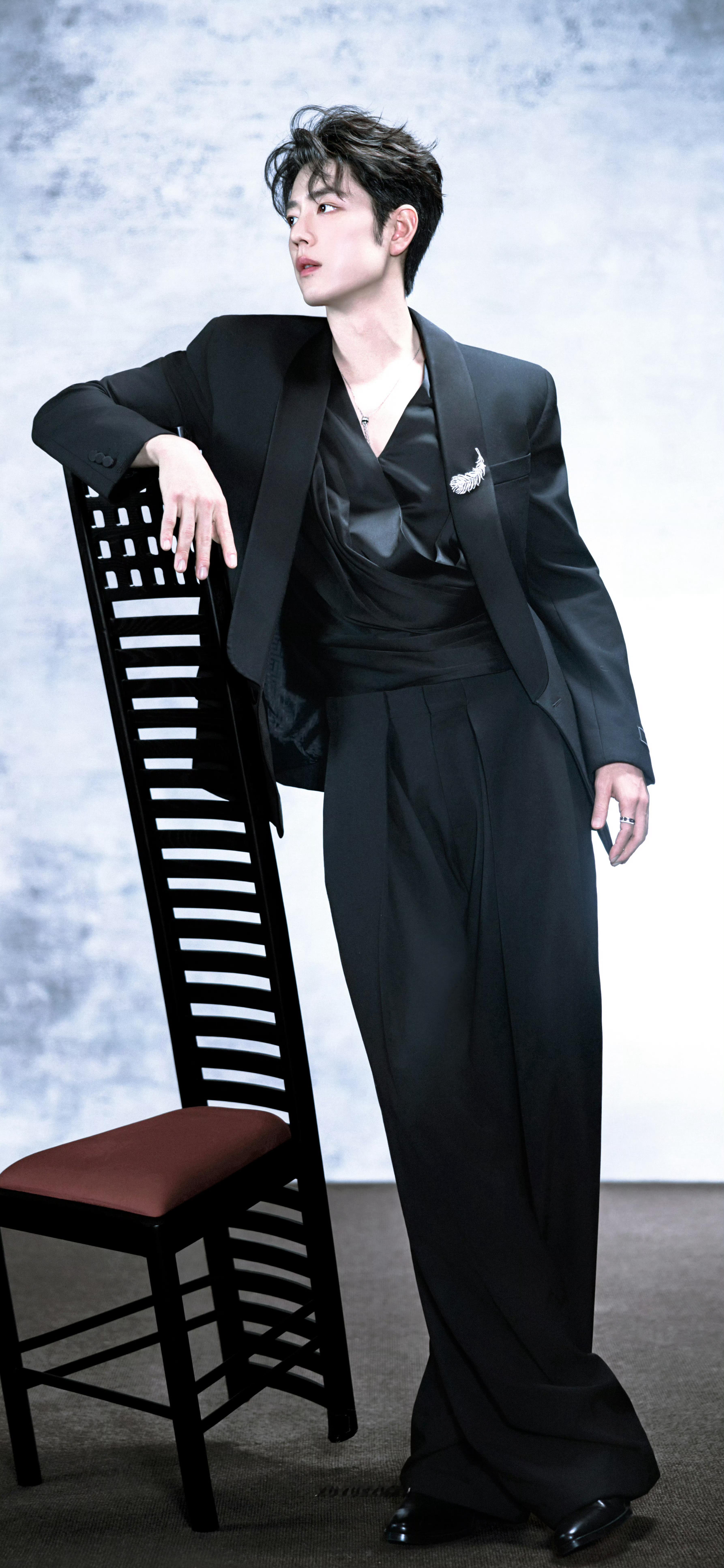 从漫画里走出来的美男子！超帅哒！肖战再次拿下奢牌新季首秀📮肖战压轴亮相网络视听