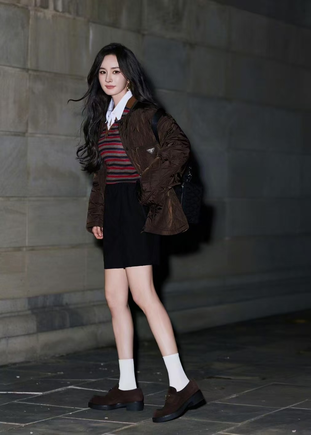 杨幂米兰造型三折叠幂式审美果然永远在线，米兰时装周三套造型层层出彩，短发褪去柔媚