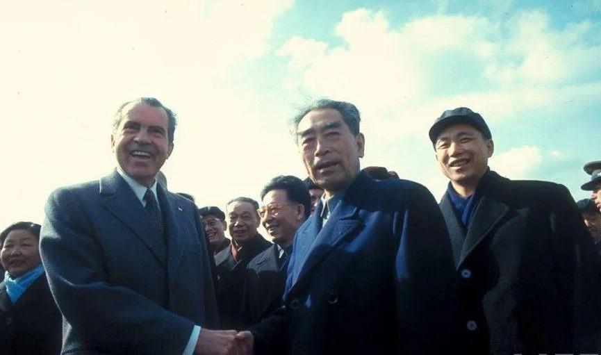 1972年尼克松访华，炫耀核武器数量：“我们美国的原子弹，足够炸毁地球十次！”周
