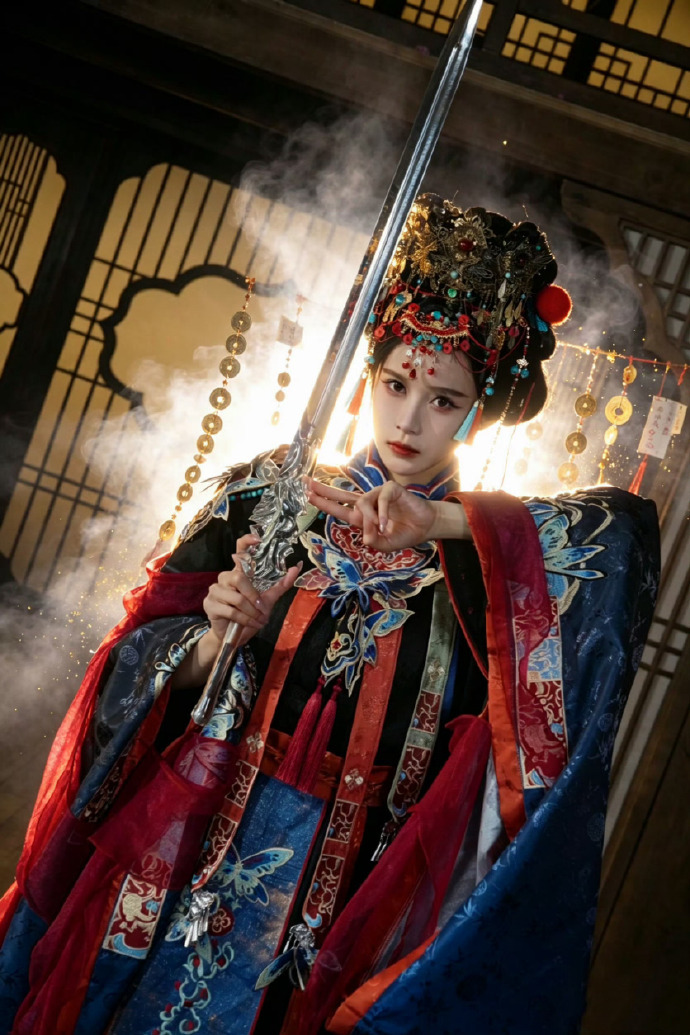 段艺璇青墙怨MV 被这份中式浪漫狠狠戳中，青墙载离愁，歌声诉衷肠，段艺璇让传统美