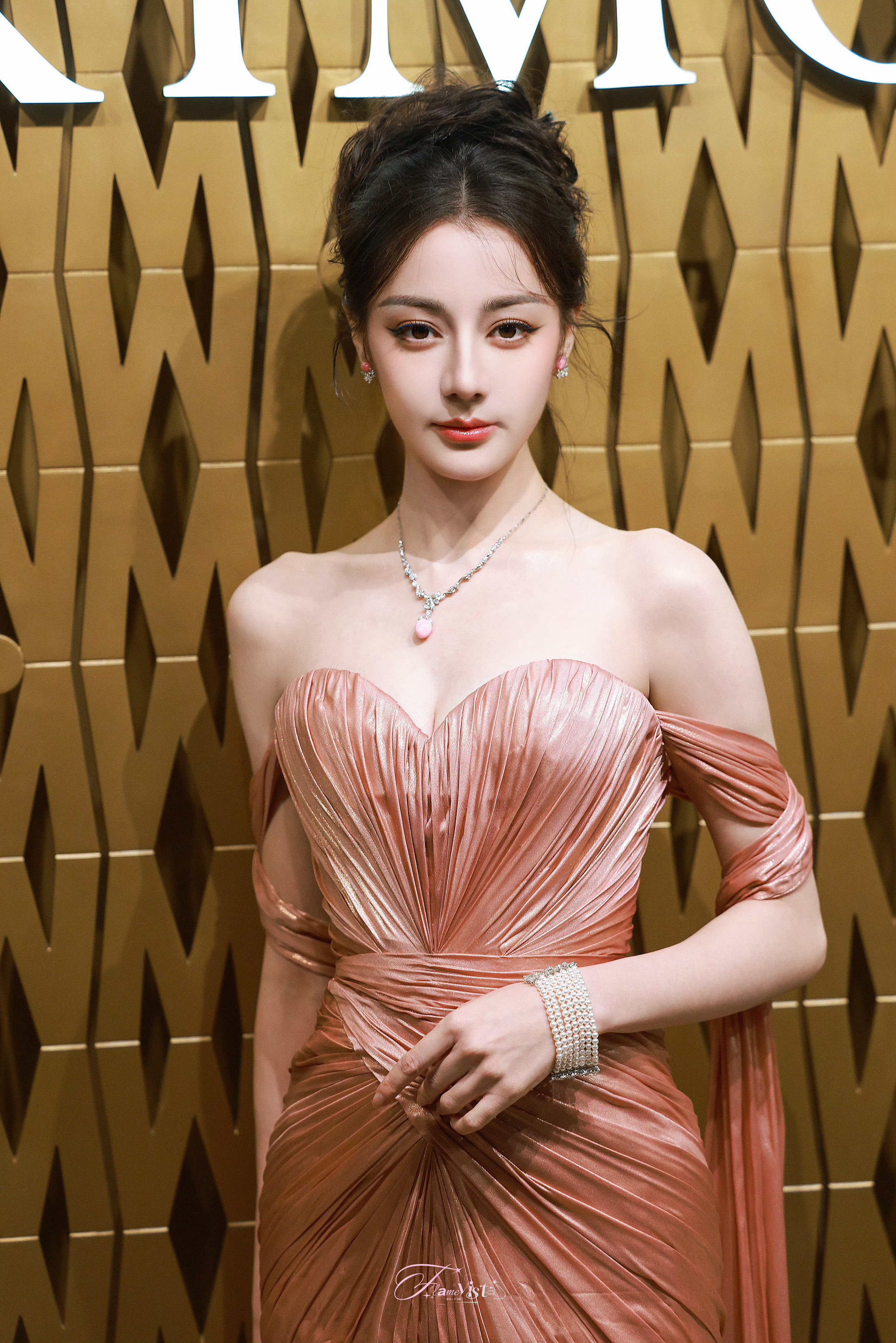 愚人节站姐团建【迪丽热巴】这套神妆造居然还有没发完的美图 