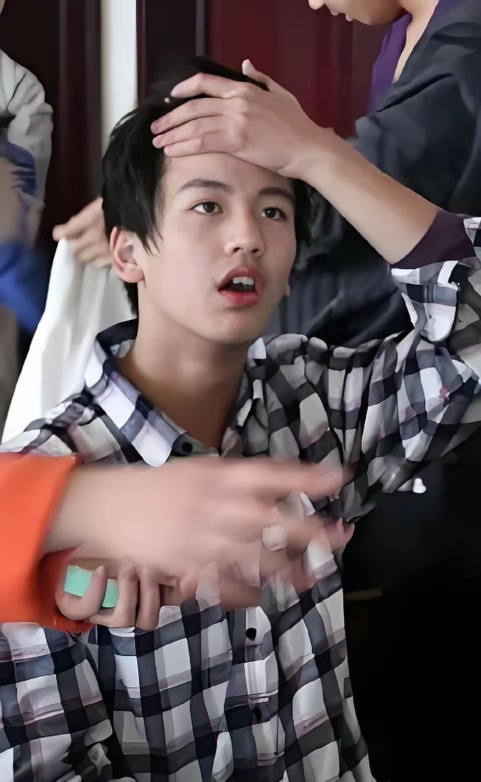 张凌赫是硬捧出来的吗？
查了下他的学历，有点被吓到了。
张凌赫不是科班演员出身，