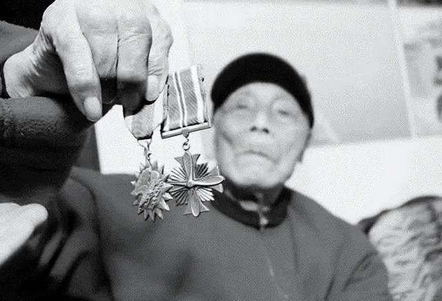 1974年，老人出狱了。蹲了20年大牢，找工作却处处碰壁。他叹口气，蹬起三轮车。