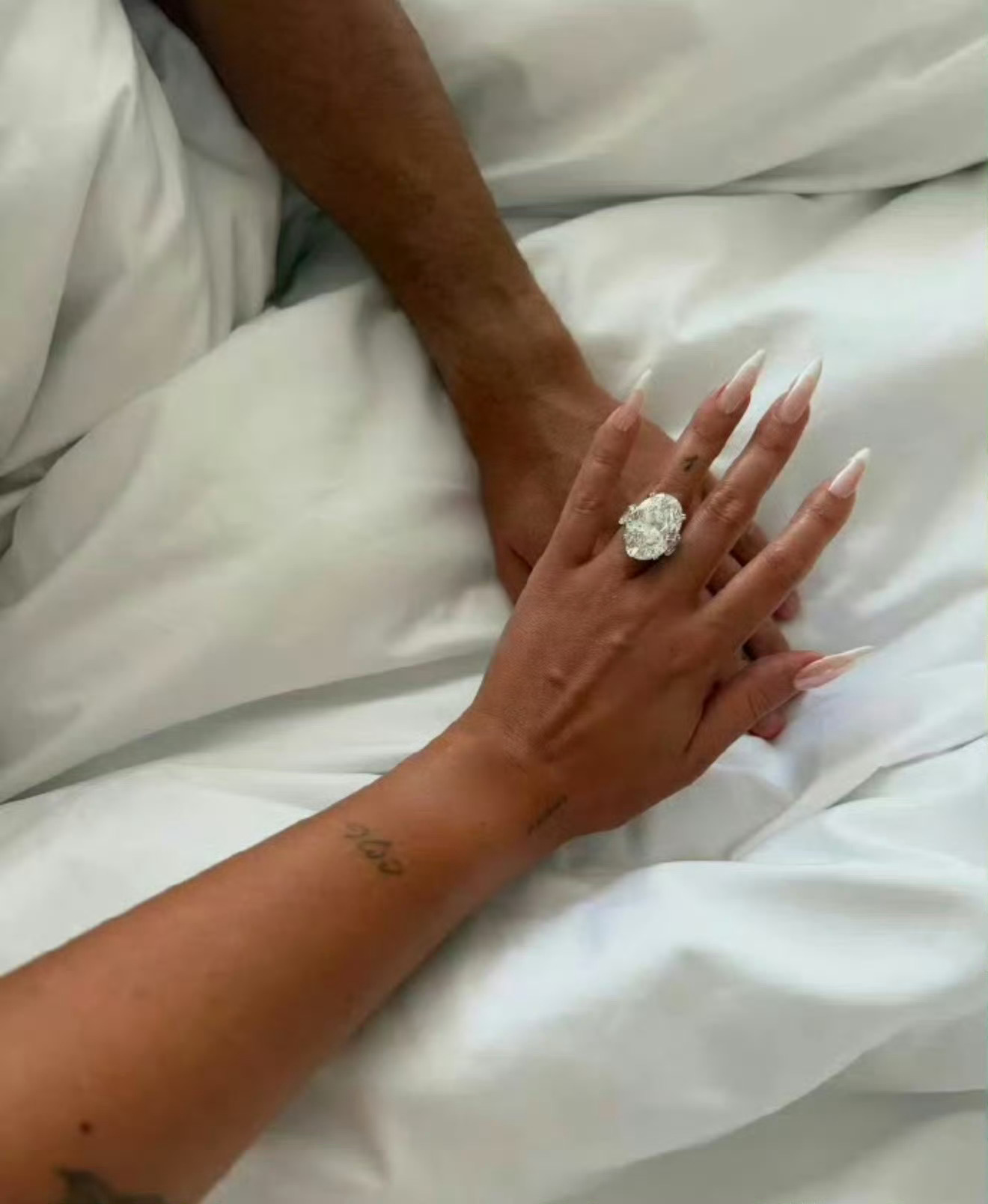 C罗向乔治娜求婚成功 真的好久没见过这么大的鸽子蛋钻戒了～ ​​​