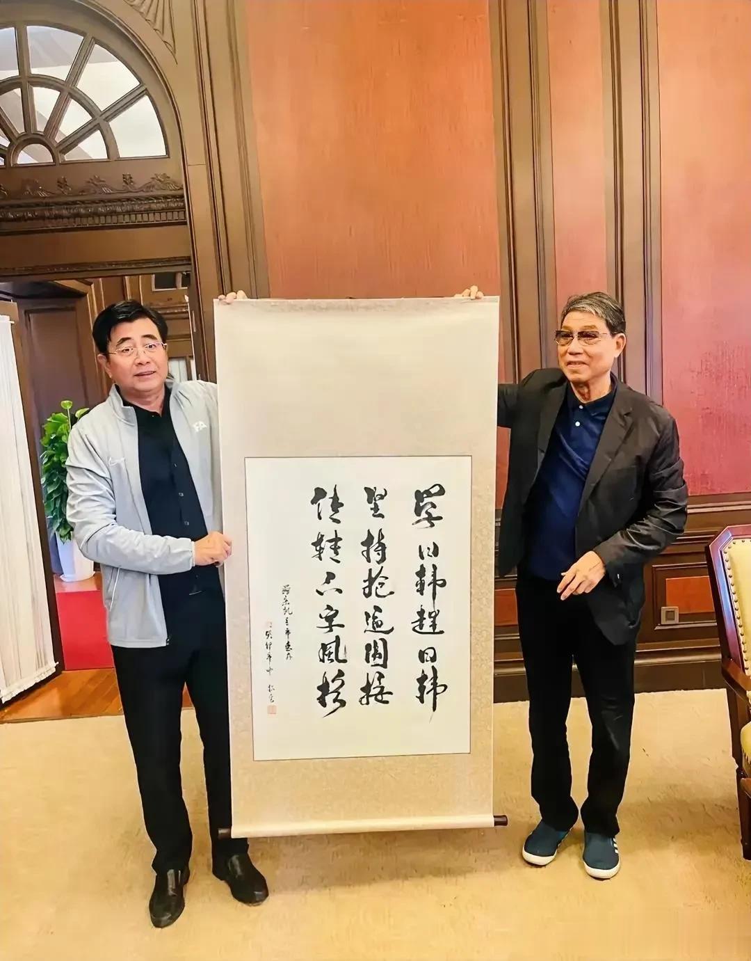 中国足协主席宋凯登门拜访徐根宝，并获得一幅意味深长的书法作品！

足协主席宋凯在