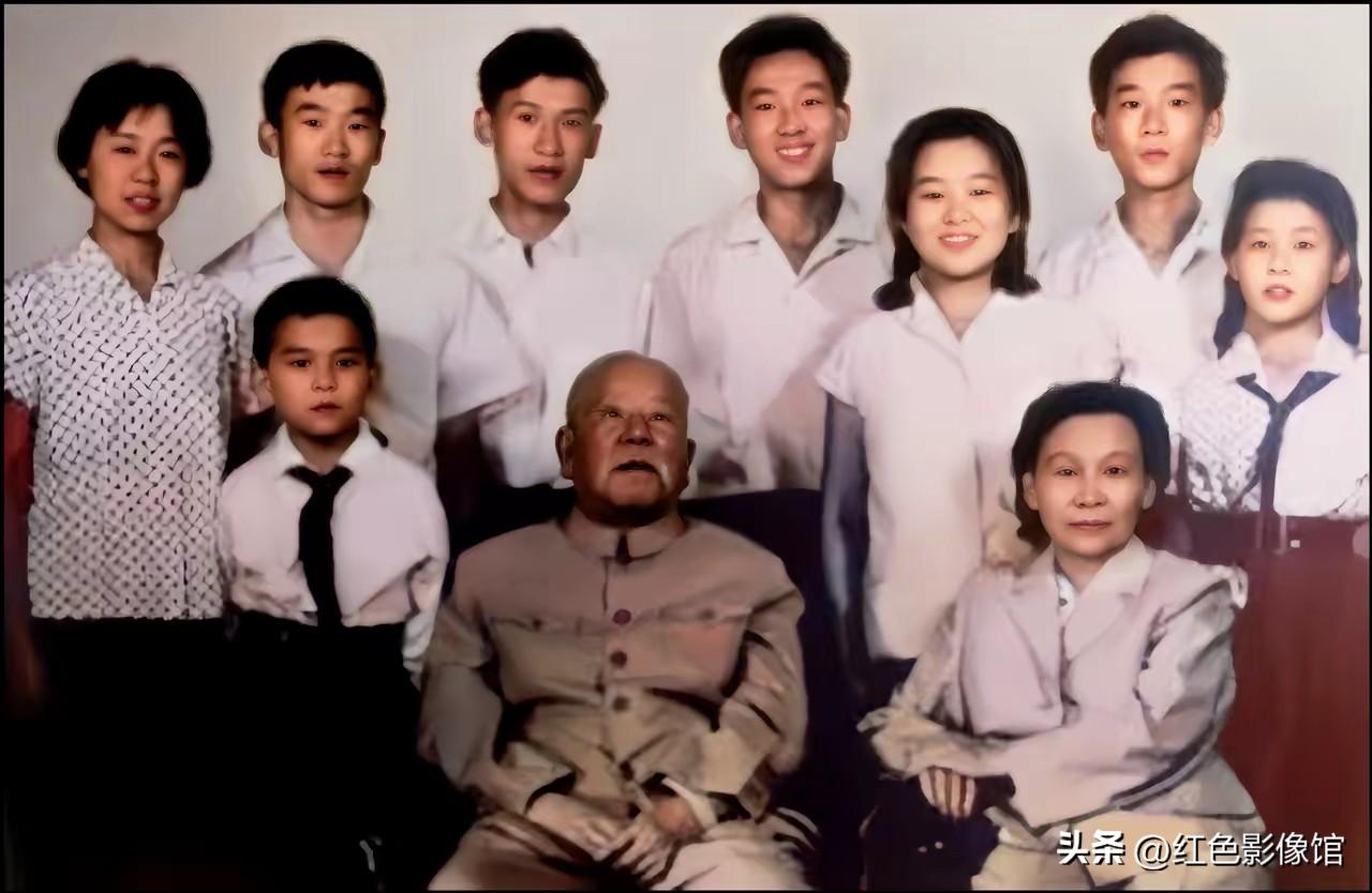 这是革命前辈谢觉哉与夫人王定国的全家修复合影，夫妻二人投身长期革命事业，子女环绕