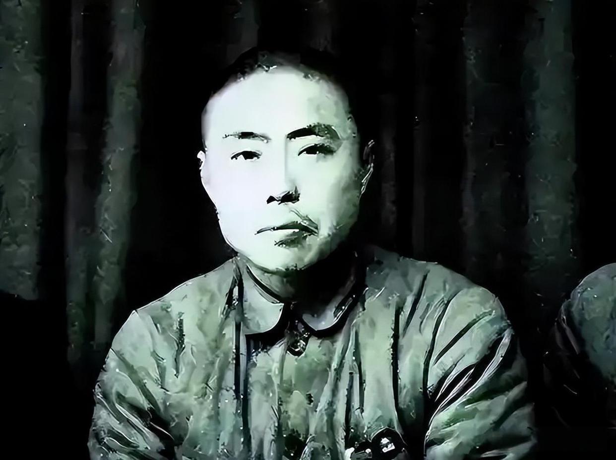 1978年，原局长杨帆被释放，妻子见面后疑惑：为何变成疯癫老人了。
 
杨帆本名