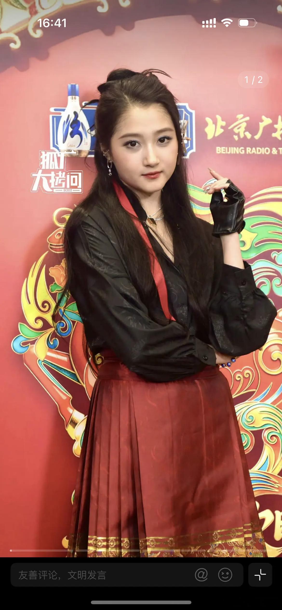 关晓彤得罪造型师了吗，又老又小的造型 