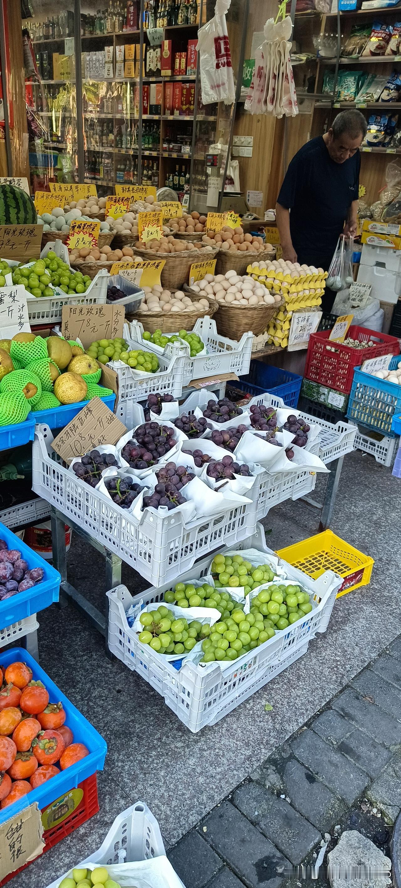 看看这是上海菜市场水果的新鲜程度和价格和我们当地的水果比较比较有什么差别呢？
我