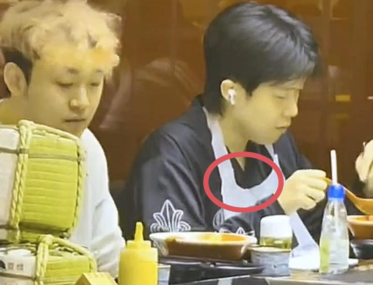 终于知道为啥王楚钦吃个都要围兜了

不是他这个人吃饭讲究

而是他身上这件衣服不