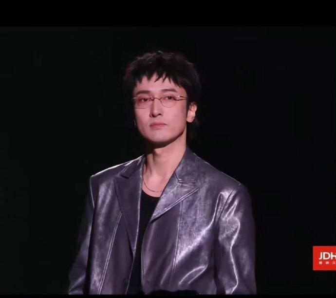王传君终于原谅爱情公寓了王传君想成功先发疯靠着关谷出圈，又拼命撕掉标签，兜兜转转